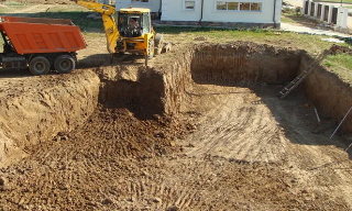 Рытье котлованов под фундамент в Чехове – цена от 2614 руб. за м3 | ИП Садыков В. Р.